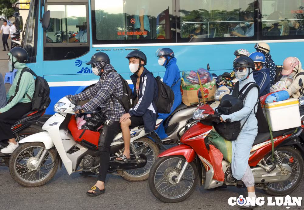nguoi dan tay xach nach mang do dac linh kinh tro lai ha noi hinh 5