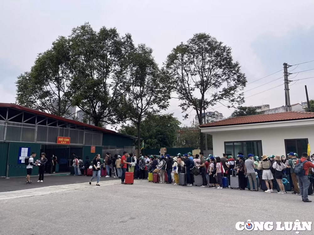 lao cai du khach dua nhau sang tham thi tran ha khau hinh 1