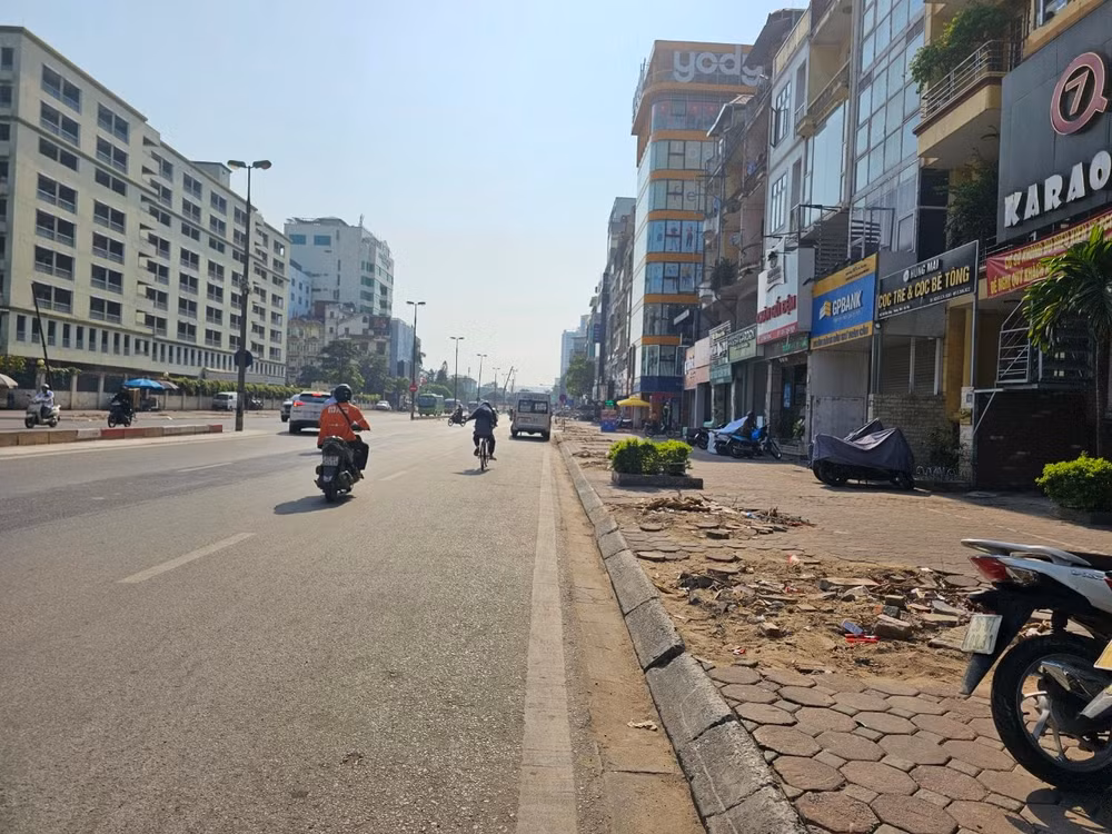 tuyen duong khong mot bong cay tai ha noi nguoi dan vi nhu cai long chao hinh 2