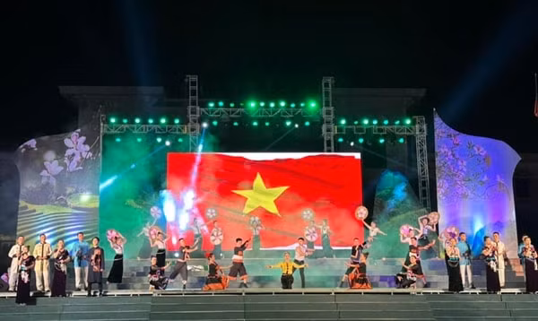 dac sac va xuc dong voi chuong trinh nghe thuat ban hung ca dien bien hinh 2
