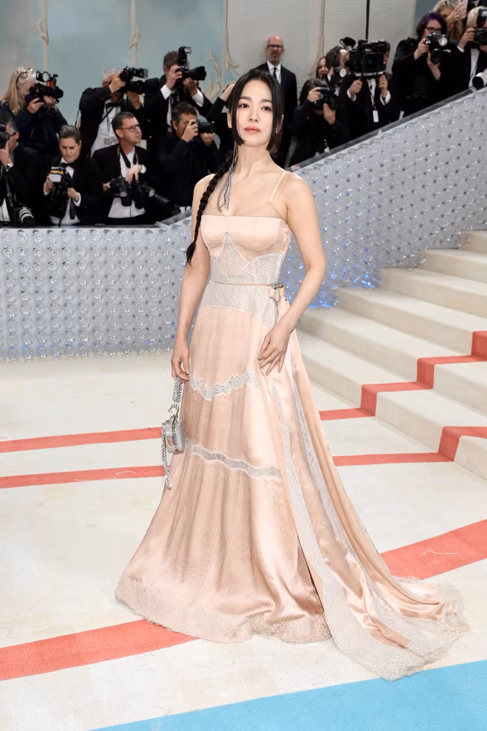 song hye kyo xinh dep va ngay tho khi du met gala hinh 2
