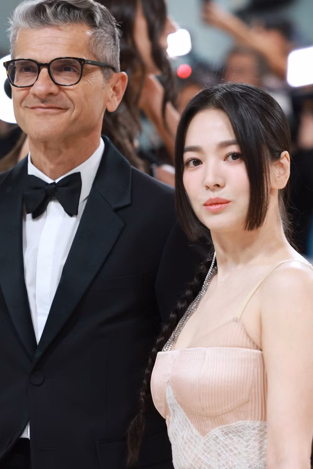 song hye kyo xinh dep va ngay tho khi du met gala hinh 1