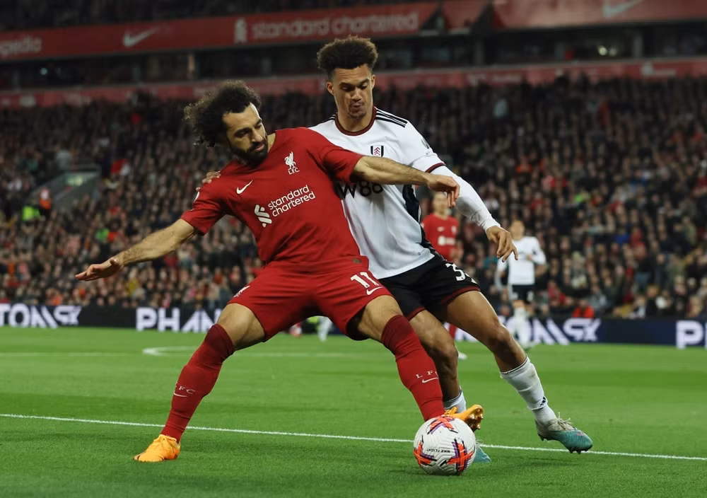 salah lap cong liverpool pha hoi nong vao gay man utd hinh 1