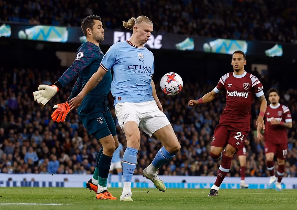 haaland lap dai cong man city chiem lai ngoi dau bang tu tay arsenal hinh 1