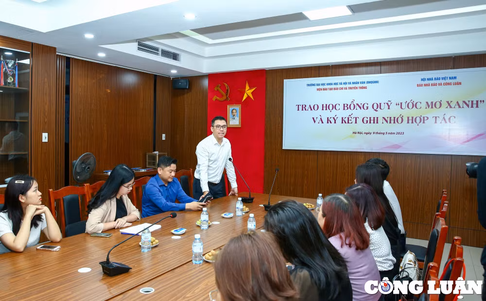 bao nha bao cong luan trao hoc bong cho sinh vien truong dai hoc khoa hoc xa hoi nhan van hinh 1
