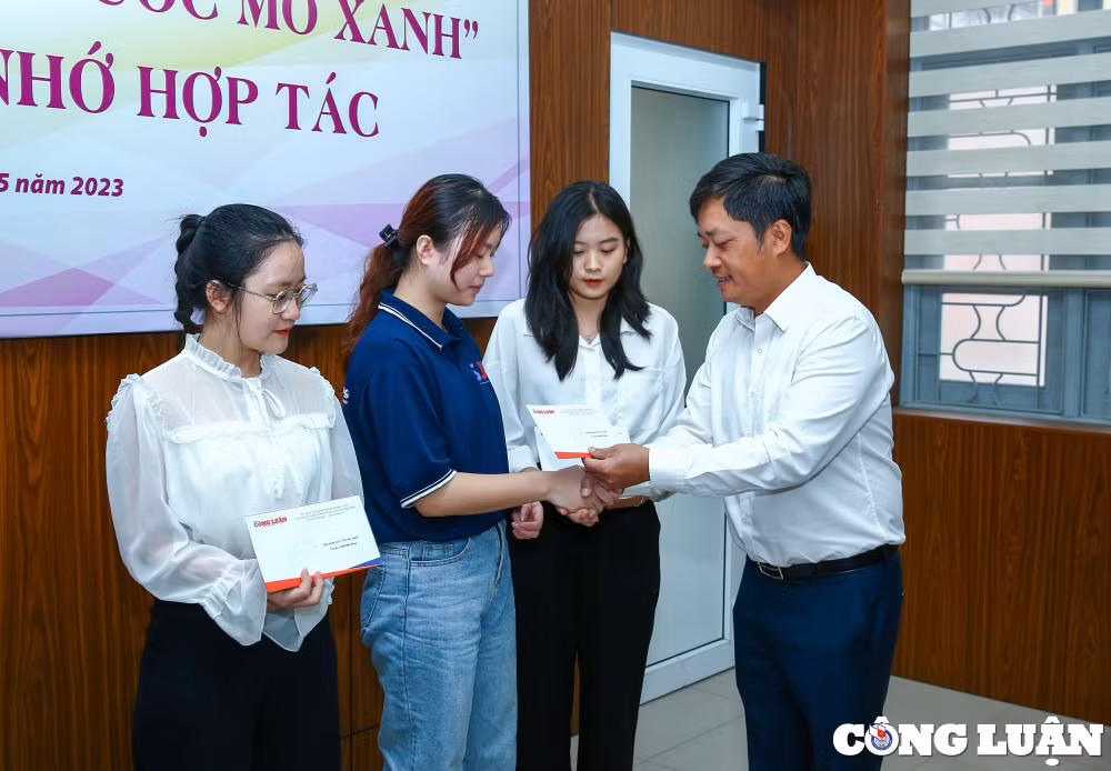 bao nha bao cong luan trao hoc bong cho sinh vien truong dai hoc khoa hoc xa hoi nhan van hinh 3