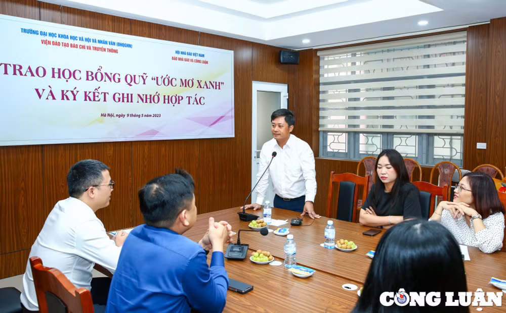 bao nha bao cong luan trao hoc bong cho sinh vien truong dai hoc khoa hoc xa hoi nhan van hinh 2