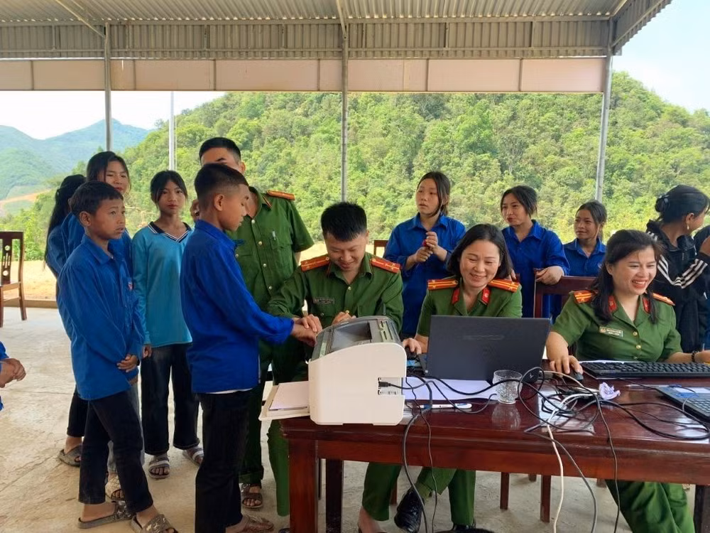 vuot nui bang doi vao ban lam can cuoc cong dan trong ngay nghi le hinh 7