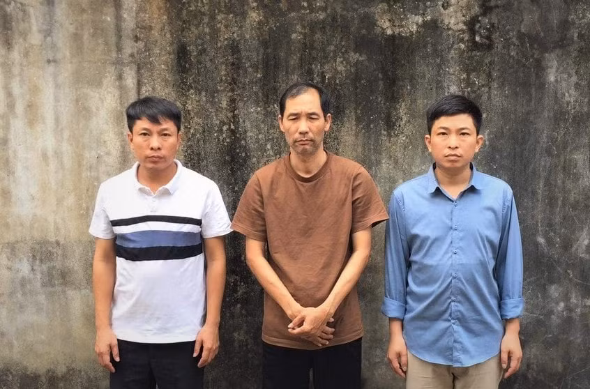 bat 3 doi tuong gia danh nha bao phong vien de lua dao chiem doat tai san hinh 1