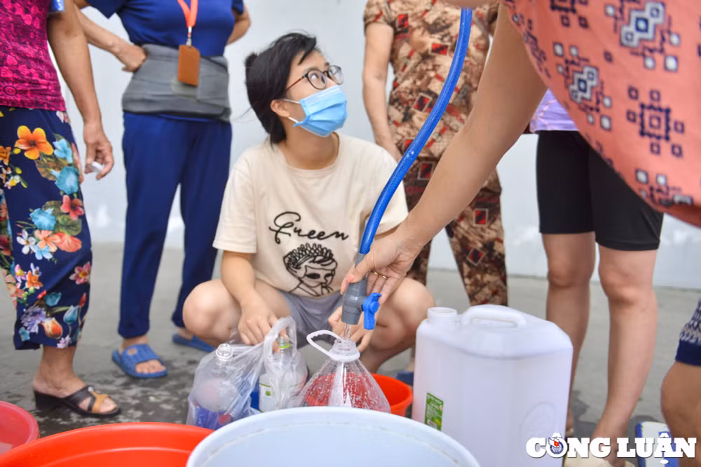 ha noi thieu nuoc sach nguoi dan o chung cu xach xo chau lay nuoc ve sinh hoat hinh 4