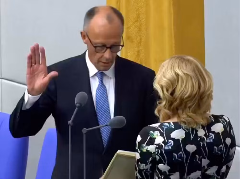 Ông Friedrich Merz trong ngày đọc tuyên thệ nhậm chức. Ảnh chụp màn hình.