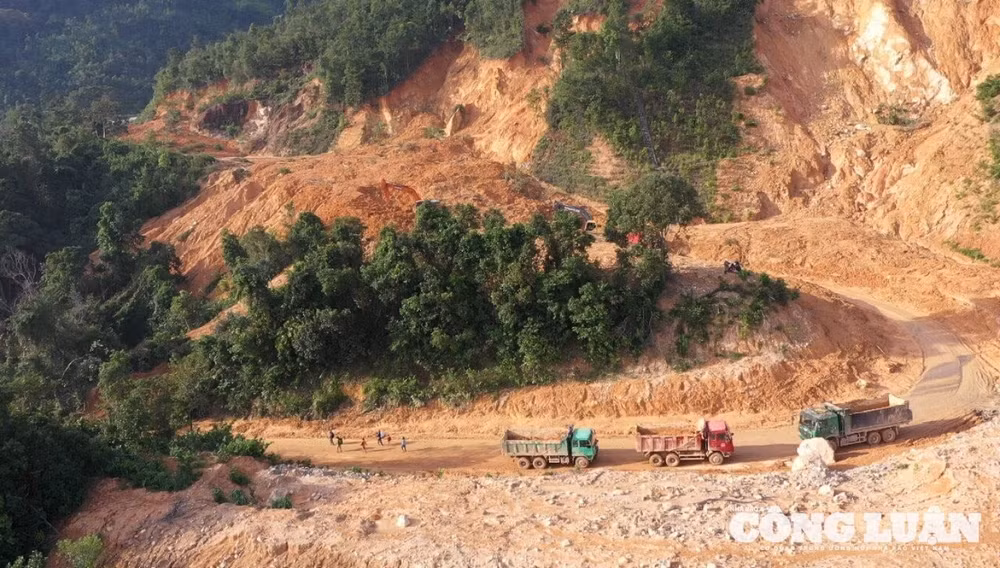 Hình ảnh công nhân khắc phục sạt lở do mưa lũ trên đường Hồ Chí Minh nhánh Tây năm 2020.