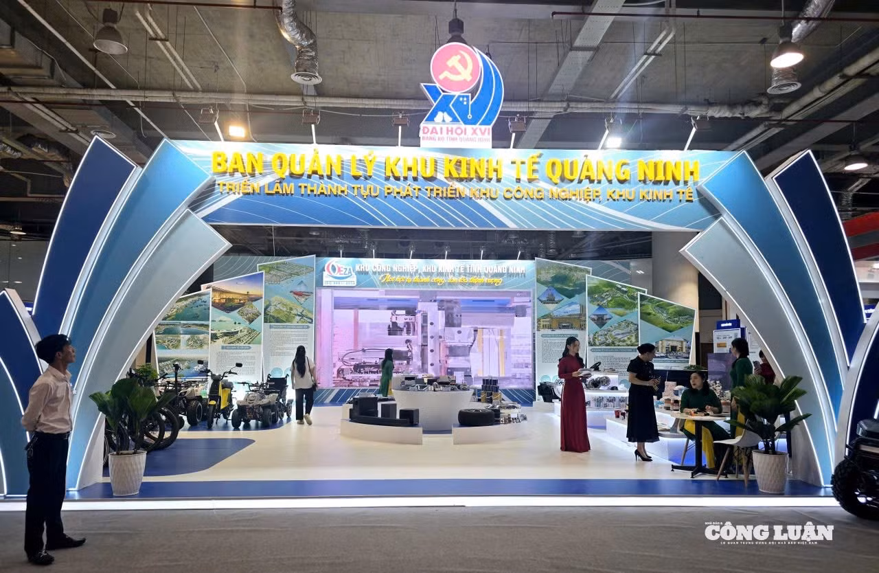 anh-18-robot-xuat-hien-tai-trien-lam-kt-xh-quang-ninh.jpg