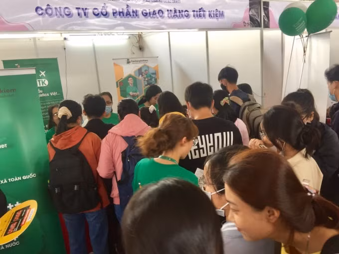 Sinh viên Trường ĐH KHXH&NV TP. HCM tìm cơ hội việc làm tại các đơn vị tuyển dụng