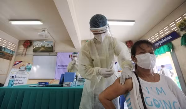 Nhân viên y tế tiêm phòng COVID-19 cho người dân Campuchia. Ảnh: Khmer Times