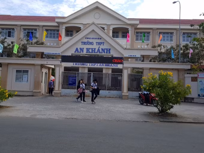 Ngày 22/3, trong giờ ra chơi, nam sinh T.H.L. (học sinh lớp 10, Trường THPT An Khánh) bị một nhóm bạn nam cùng lớp (5 em) khống chế, đưa vào nhà vệ sinh rồi đổ “chất lạ” vào miệng