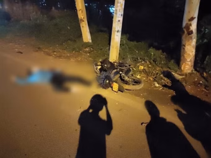 Hậu quả khiến anh K. tử vong tại chỗ, chiếc xe máy hư hỏng nặng.