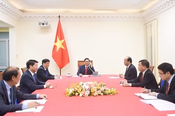 Thủ tướng Phạm Minh Chính điện đàm với Thủ tướng Campuchia Hun Sen. Ảnh: BNG