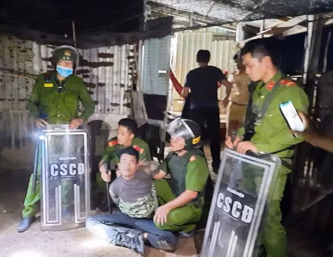 Sau 9 giờ, lực lượng Công an khống chế thành công Tuấn, giải cứu cháu N. an toàn. (Ảnh: cand)