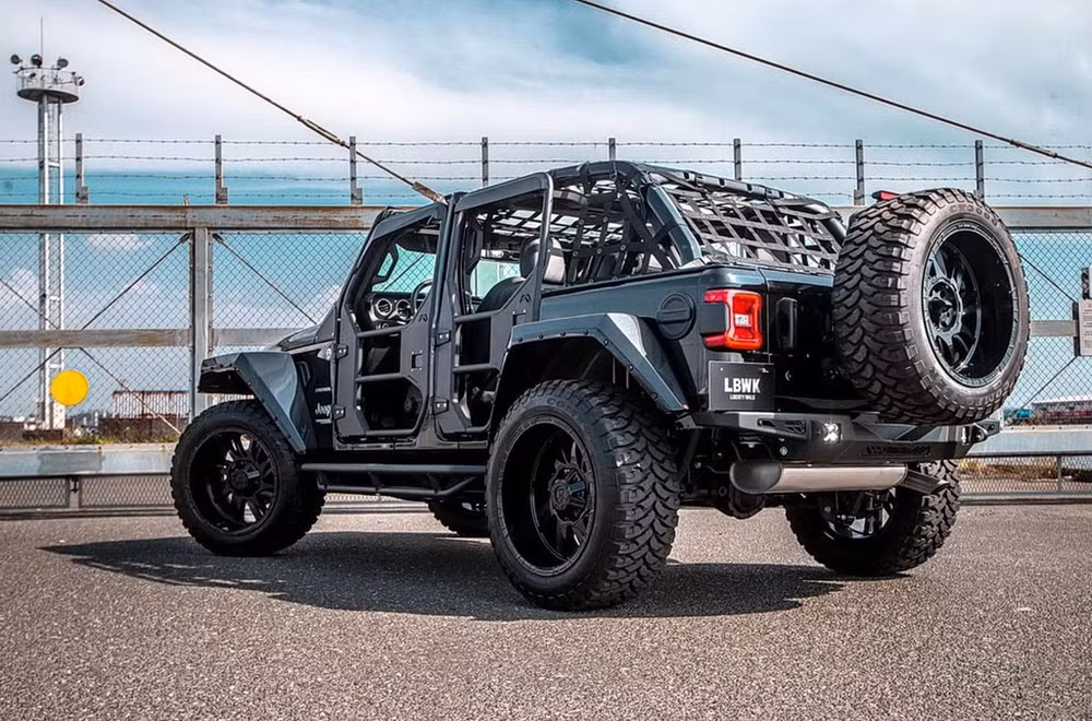 Jeep Wrangler sở hữu gói độ thân rộng tới từ hãng độ Liberty Walk. Ảnh: Liberty Walk
