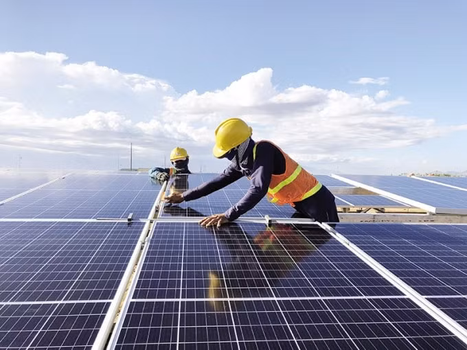 Tỉ trọng Năng lượng tái tạo quá cao, gây áp lực lên chi phí vận hành hệ thống điện. Ảnh: EVN
