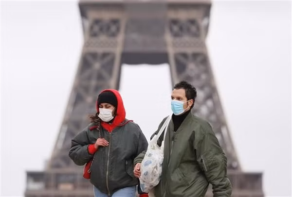Người dân đeo khẩu trang phòng dịch COVID-19 tại thủ đô Paris, Pháp ngày 17/3/2021. Ảnh: THX