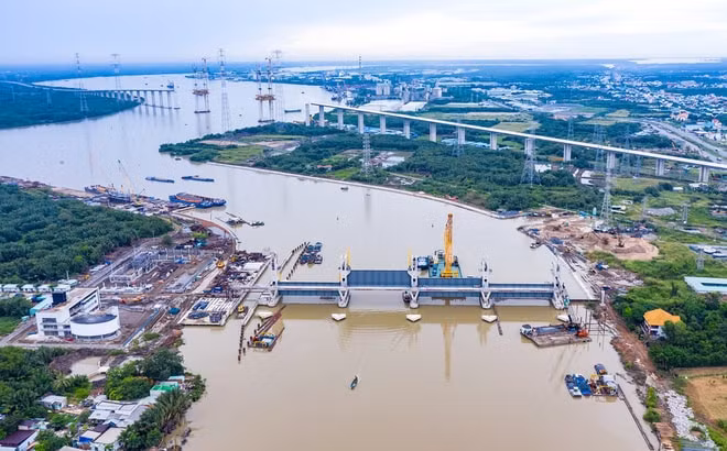 Cống kiểm soát triều Mương Chuối của siêu dự án chống ngập đã lắp xong 4 cửa van