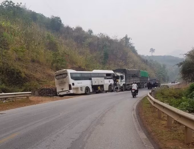 Vụ tai nạn khiến 5 người bị thương, 2 phương tiện hư hỏng nặng.
