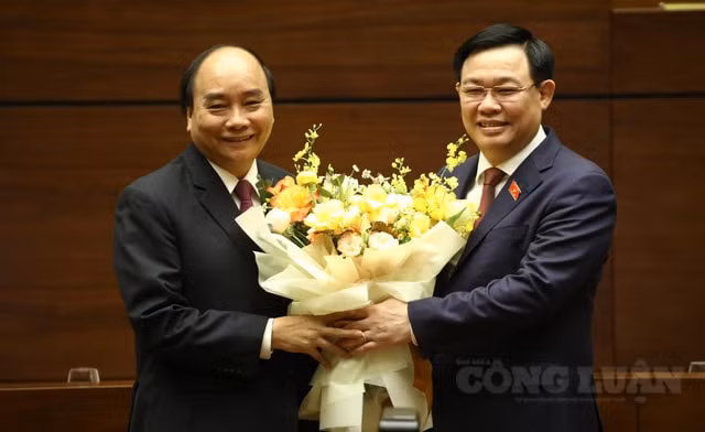 Chủ tịch Quốc hội Vương Đình Huệ tặng hoa chúc mừng đồng chí Nguyễn Xuân Phúc hoàn thành xuất sắc nhiệm vụ trên cương vị là Thủ tướng Chính phủ nhiệm kỳ 2016-2021.