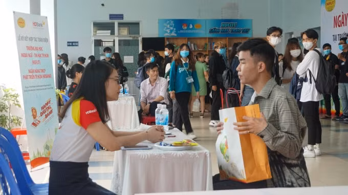 HDBank thực hiện phỏng vấn hàng trăm các em sinh viên Huflit là ứng viên cho các cơ hội việc làm và cơ hội thực tập sinh tại HDBank.