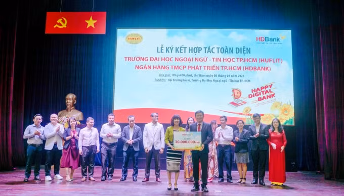 Tại Lễ ký kết, bà Nguyễn Đoàn Duy Ái- Phó Tổng Giám đốc HDBank, đại diện Ban Lãnh đạo HDBank đã trao tặng 30 triệu đồng vào Quỹ học bổng của nhà trường.