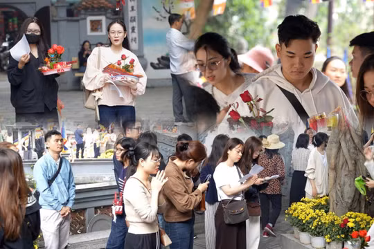 Chùa Hà thu hút nhiều người trẻ đến cầu duyên dịp đầu xuân