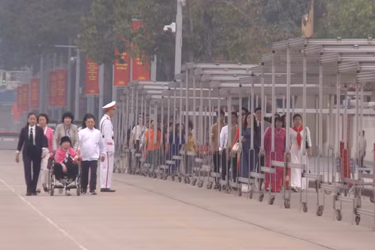 Người dân khởi đầu năm mới bằng hành trình về nguồn tại Lăng Bác