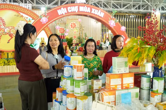 Người dân nô nức tham quan, sắm Tết tại Hội chợ Mùa Xuân 2026