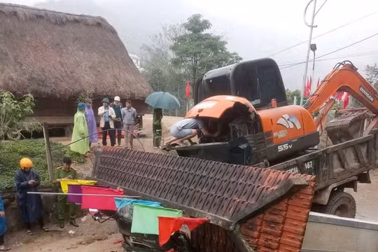 Xe tải chở xe múc tông sập cổng chào, 2 người tử vong