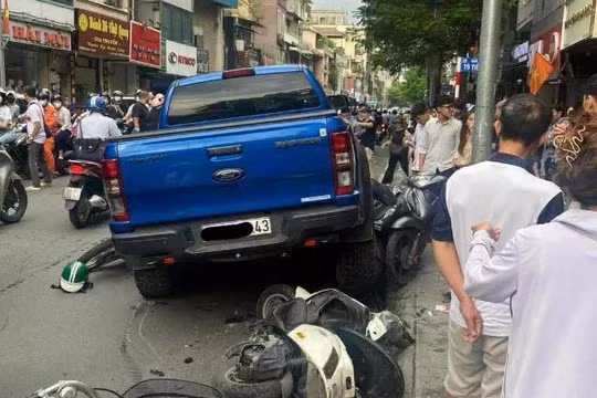 Tường trình của tài xế xe bán tải tông 9 xe máy ở Hà Nội