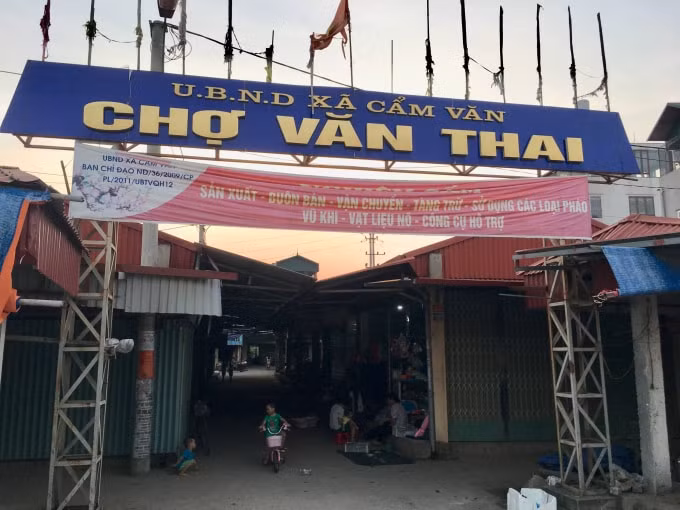 Chợ Văn Thai bị người dân tố nhiều sai phạm liên quan đến Chủ tịch UBND xã Cẩm Văn, ông Nguyễn Tiến Chức.