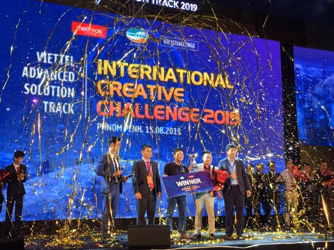 Ông Cao Anh Sơn - Tổng Giám đốc Viettel Telecom - Trưởng ban Tổ chức Cuộc thi trao giải thưởng cho đội đoạt giải Nhất VVN AI (Việt Nam).