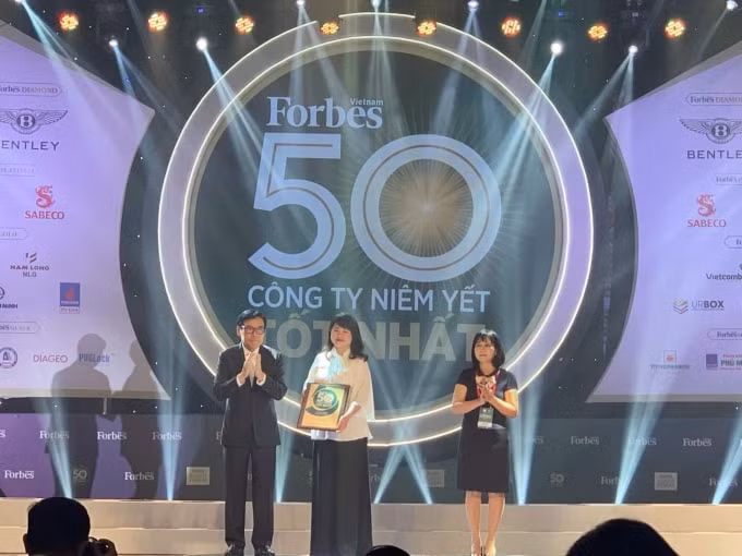 Bảo Việt dẫn đầu lĩnh vực bảo hiểm 7 năm liên tiếp trong Top50 công ty niêm yết tốt nhất Việt Nam