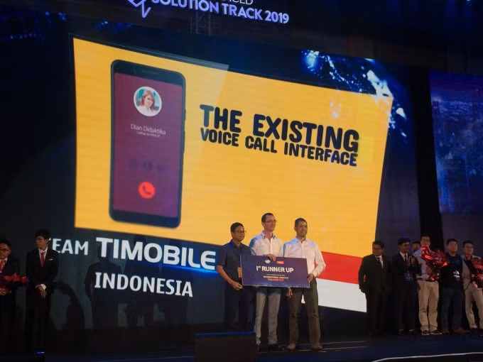Ông Phùng Văn Cường - Tổng Giám đốc Metfone trao giải thưởng cho đội đoạt giải Nhì TiMobile (Indonesia).
