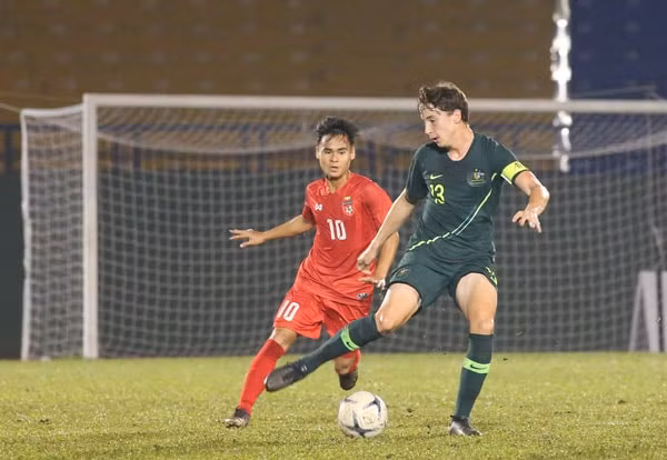 U18 Australia (áo xanh) đã có màn lội ngược dòng ngoạn mục để ghi tên mình vào trận chung kết. Ảnh: Đình Viên
