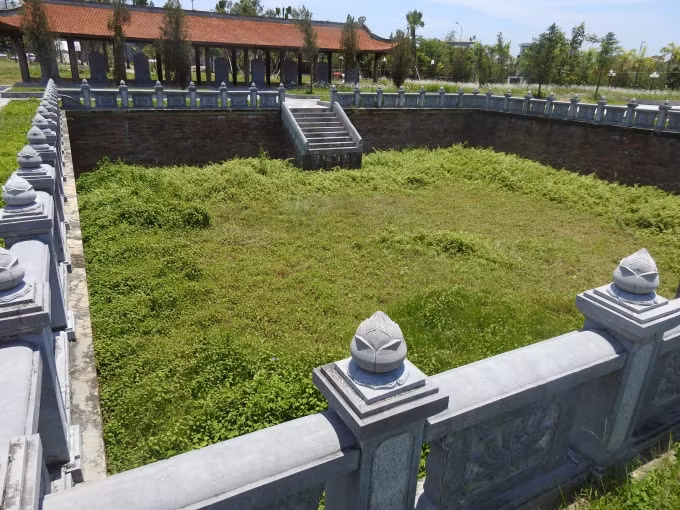 Hồ Thiên Quang ở vị trí trung tâm không có nước và cỏ dại mọc um tùm (Ảnh Hà Long)