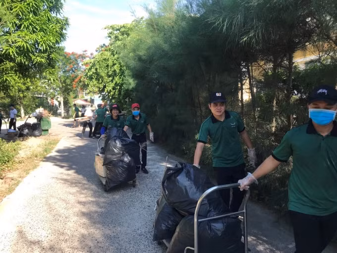 Những bao rác lớn được thu gom về bãi tập kết – Mường Thanh Quảng Bình.