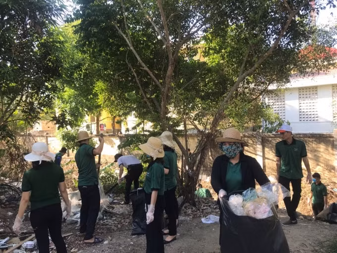 Một khu vực cạnh khách sạn Mường Thanh Quảng Bình được phát quang.
