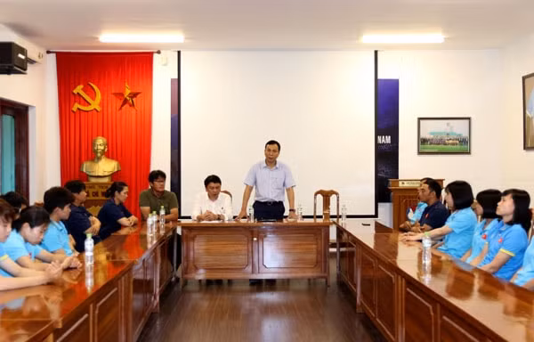 Lãnh đạo VFF gặp mặt ĐT nữ Việt Nam trước ngày lên đường sang Thái Lan. Ảnh: VFF