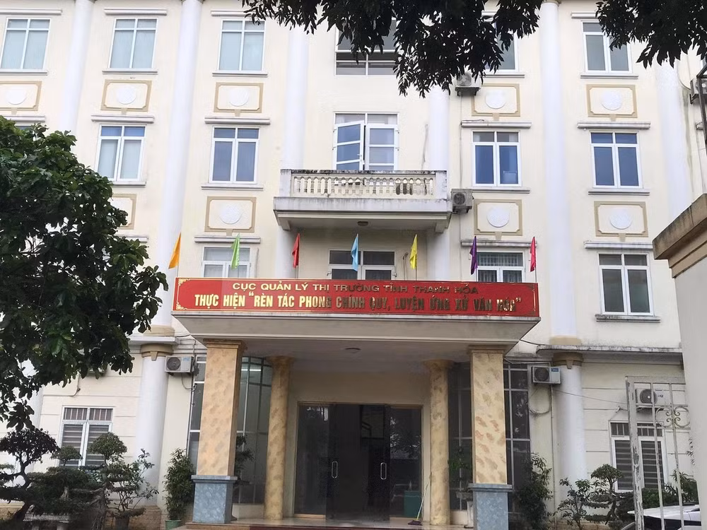 dinh chi cong tac can bo cuc quan ly thi truong thanh hoa sau khi bi to hanh hung nguoi dan hinh 1