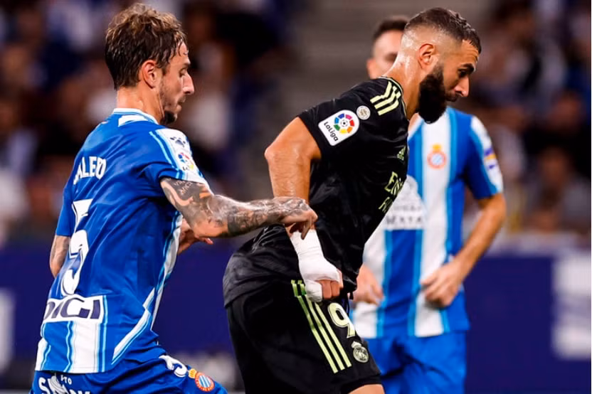 benzema toa sang giup real madrid doi lai ngoi dau bang hinh 1