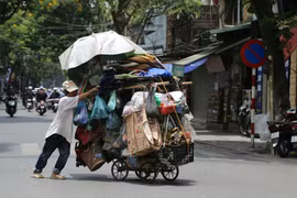 Hà Nội nắng nóng trên 50 độ, người lao động vật lộn mưu sinh ngoài trời