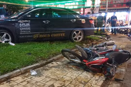 Nữ tài xế lái Toyota Camry tông hàng loạt xe máy, 10 người bị thương