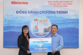 Báo Người Lao Động tiếp nhận 141 triệu ủng hộ chương trình "Một triệu lá cờ Tổ quốc cùng ngư dân bám biển"